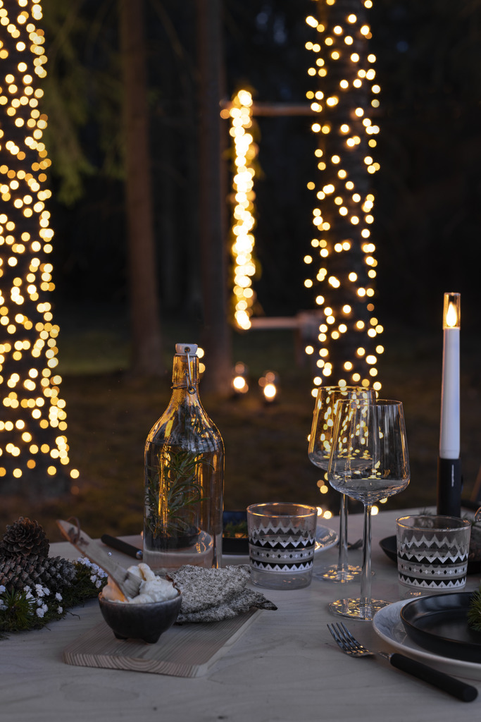 Valosarja amber 24m Musta valmistajalta Konstsmide - Valosilmukka vaatii 4xLR20 (1,5 V), joka ei sis&auml;lly toimitukseen ja jolla on vaikuttava palamisaika; jopa 400 tuntia.