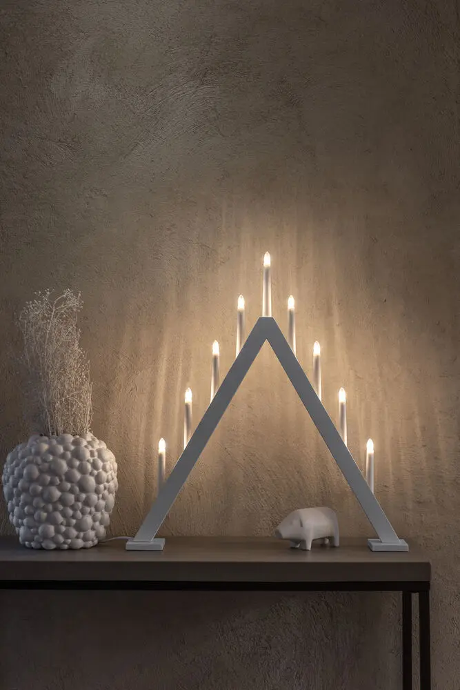 Candelabra 9 Lights Harmaa valmistajalta Konstsmide - Luo tyylik&auml;s ja moderni joulutunnelma t&auml;ll&auml; tyylikk&auml;&auml;ll&auml; adventtikynttil&auml;njalalla, joka on harmaaksi lakattua puuta.