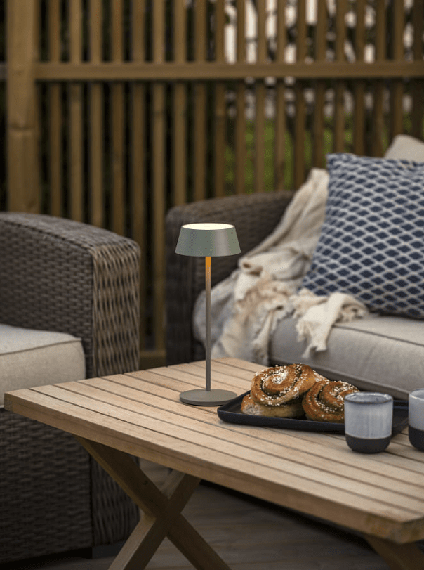 Menton 30cm Vihreä Siirrettävä valmistajalta Konstsmide - Menton on moderni ladattava pöytävalaisin ulkokäyttöön.