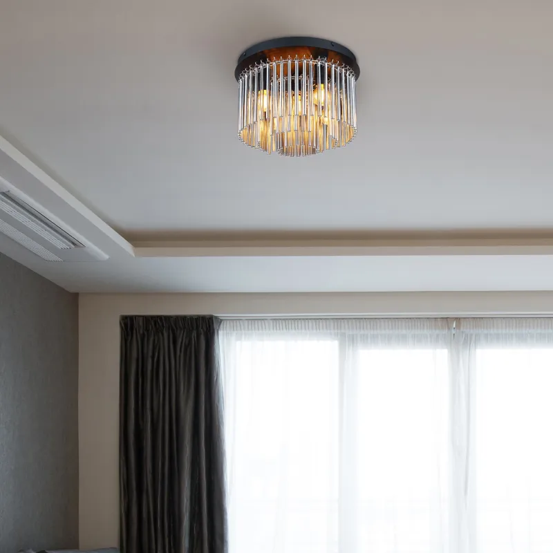 Gorley Ø32 Savun värinen plafondi valmistajalta Globo Lighting - Dess design imponerar med en stilfull kombination av mattsvart metall, gl&auml;nsande krom och r&ouml;kf&auml;rgade glasstavar.