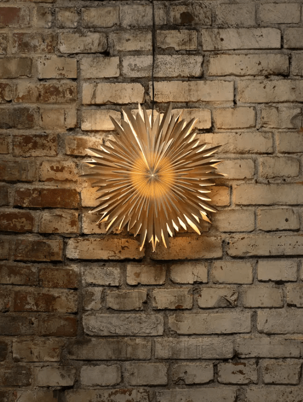 Paperitähtiv Ø46 Ruskea valmistajalta Konstsmide - Tyylikk&auml;&auml;ll&auml; muotoilullaan ja pehmeill&auml; valoilla se levitt&auml;&auml; rauhallista ja kodikasta joulutunnelmaa.