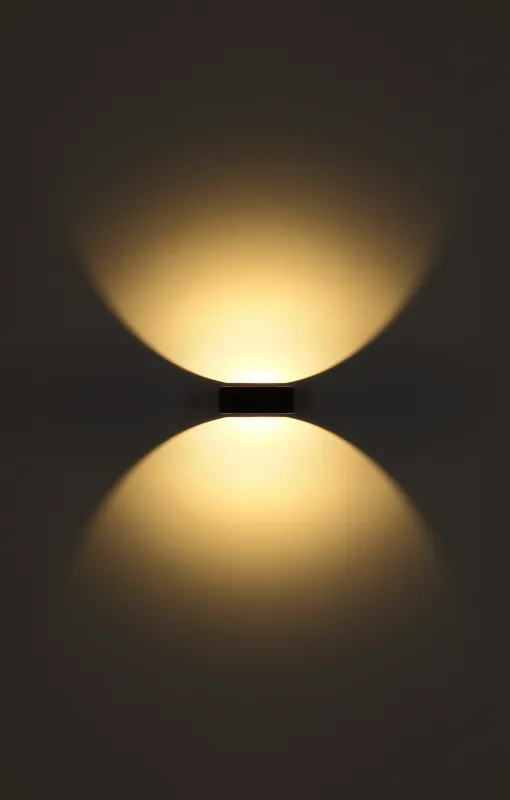 Slice Musta ulkovalo valmistajalta Globo Lighting - Med sin halvcirkelformade design i matt svart aluminium ger den ett elegant intryck samtidigt som den &auml;r v&auml;dert&aring;lig.