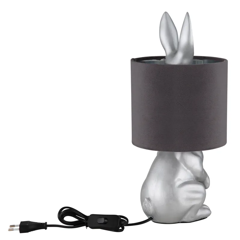Rabbit 40cm Hopea pöytävalaisin valmistajalta Globo Lighting - Med en silverf&auml;rgad kaninfigur som bas och en elegant gr&aring; sammetsk&auml;rm kombinerar den lekfull design med sofistikerad stil.