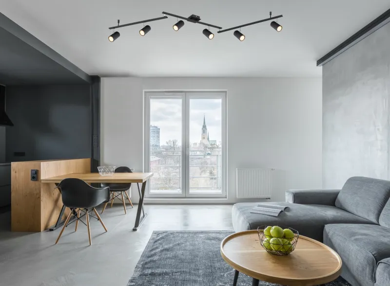 Robby 6 Musta kohdevalaisin valmistajalta Globo Lighting - Den best&aring;r av tre metallst&auml;nger, var och en utrustad med tv&aring; vridbara GU10-socklar med metallfinish.