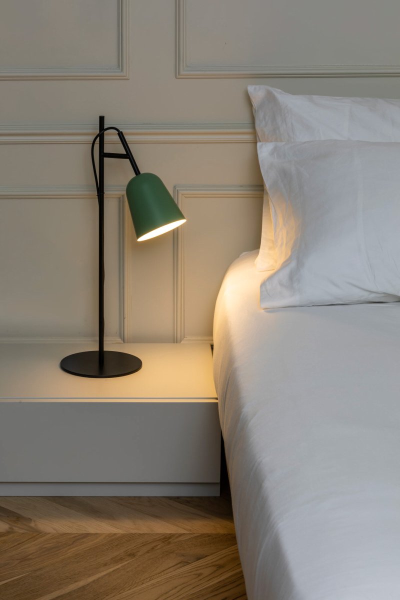 Studio 55cm Vihreä työpöytävalaisin valmistajalta Faro Barcelona - Studio on Nahtrangin suunnittelema elegantti p&ouml;yt&auml;valaisin &ndash; ikonisen 1950-luvun muotoilun inspiroima, modernilla yksinkertaisuudella tulkittuna.