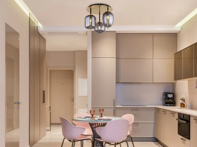 Blacky Ø46 Messinki plafondi valmistajalta Globo Lighting - Lampan &auml;r utrustad med 3st r&ouml;kf&auml;rgade glaskupor i olika former, som h&auml;nger fr&aring;n taket p&aring; mattsvarta st&auml;nger f&auml;sta vid en m&auml;ssingsf&auml;rgad bas.