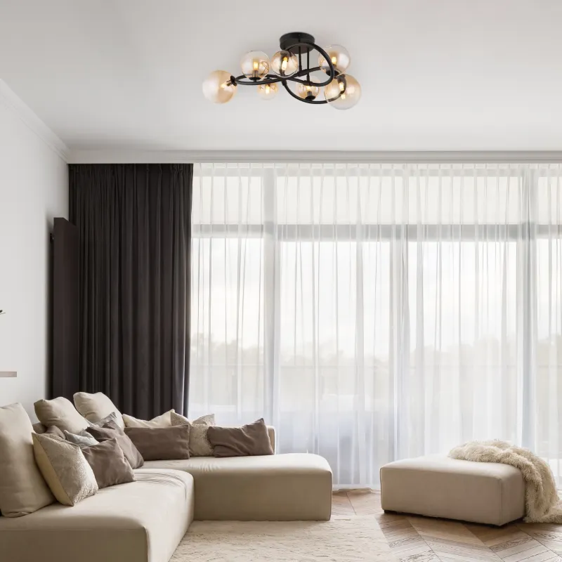 Tuberius Ø62 Keltainen plafondi valmistajalta Globo Lighting - Lampan &auml;r tillverkad av mattsvart metall och &auml;r smyckad med 7st glas i en&nbsp;mjuk b&auml;rnstensf&auml;rgad ton, vilket skapar en st&auml;mningsfull ljusspridning.