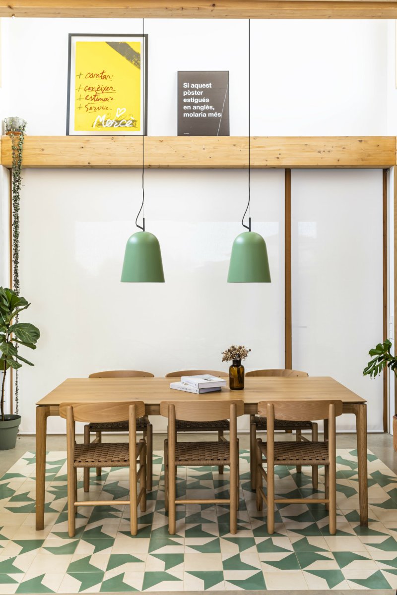 Studio Ø30 Vihreä kattovalaisin valmistajalta Faro Barcelona - Studio on elegantti vihre&auml; riippuvalaisin, jonka Nahtrang on suunnitellut 1950-luvun klassisista linjoista inspiraationsa saaneena &ndash; ajatonta estetiikkaa modernissa vintage-tyyliss&auml;.
