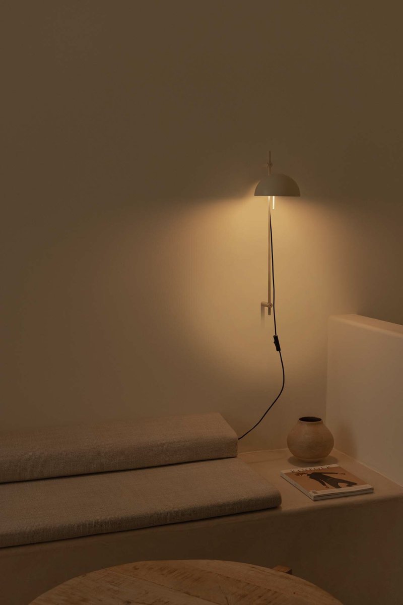 Matilda 60cm Beige seinävalaisin valmistajalta Faro Barcelona - K&auml;&auml;ntyv&auml; varjostin ja korkeuden s&auml;&auml;t&ouml; tarjoavat suurta joustavuutta ja mahdollisuuksia erilaisiin valaistusasetuksiin &ndash; t&auml;ydellinen sek&auml; ratkaisu ett&auml; tunnelmavalaistukseen.
