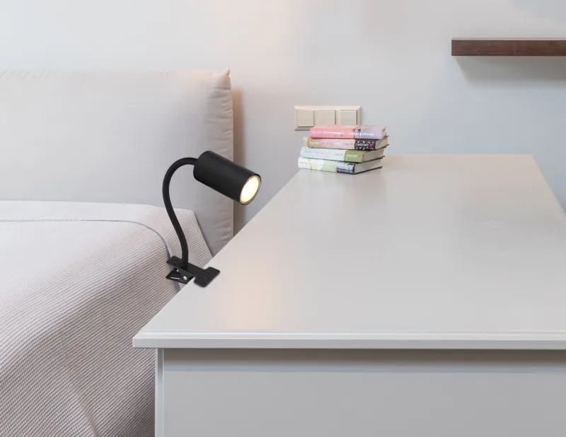 Robby Musta nipistinvalaisin valmistajalta Globo Lighting - Den lilla klassiska kl&auml;mlampan Robby kombinerar stil och funktion med sin design i vit metall.