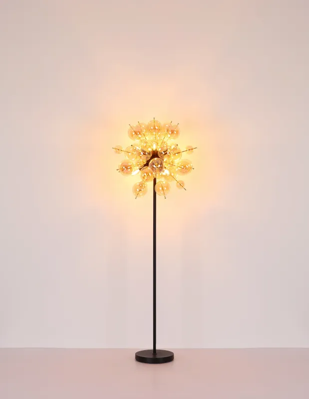 Udo Keltainen lattiavalaisin valmistajalta Globo Lighting - Ge ditt hem en modern och extravagant touch med Udo golvlampa &ndash; en perfekt kombination av design, funktion och atmosf&auml;riskt ljus.