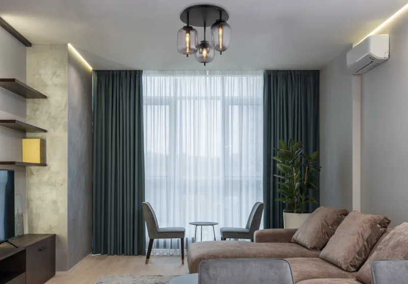 Blacky Ø46 Musta plafondi valmistajalta Globo Lighting - Lampan &auml;r utrustad med 3st r&ouml;kf&auml;rgade glaskupor i olika former, som h&auml;nger fr&aring;n taket p&aring; mattsvarta st&auml;nger f&auml;sta vid en matchande bas.