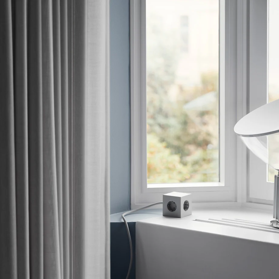 Square 1 with 30W Dual USBC & Magnetic base, 3m Harmaa valmistajalta Avolt - Avoltin tyylikk&auml;&auml;sti muotoiltu jatkojohto, jossa on pitk&auml; PVC-johto, kierr&auml;tysmuovista valmistettu kuutio ja pohjassa magneettilevy sein&auml;lle ripustamista varten.