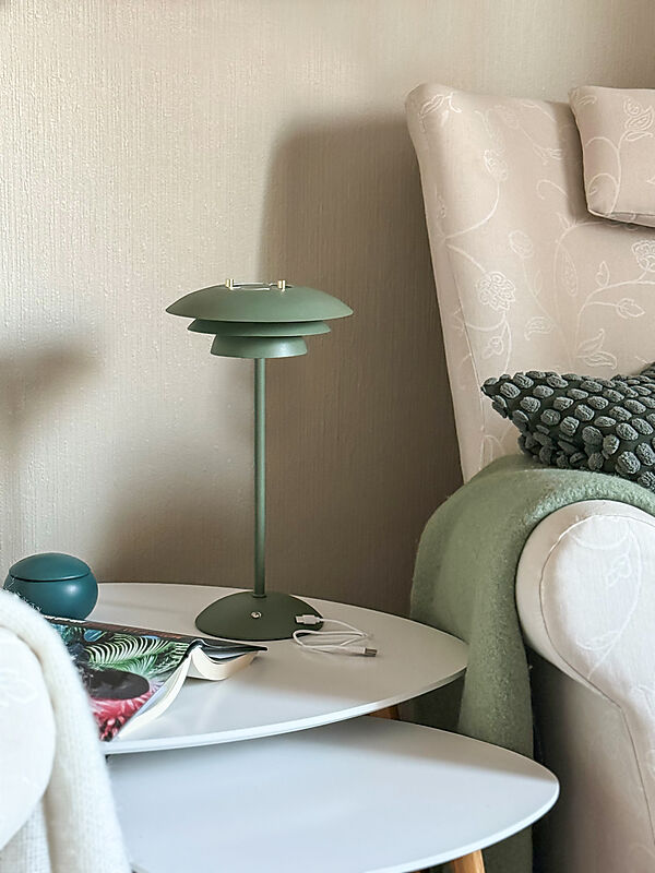 Epsilon 37cm Vihreä Siirrettävä valmistajalta Aneta Lighting - Epsilon on elegantti, kannettava p&ouml;yt&auml;valaisin sis&auml;k&auml;ytt&ouml;&ouml;n, jossa on ajaton muotoilu ja huomaamattomasti jalustassa oleva kosketushimmennin.