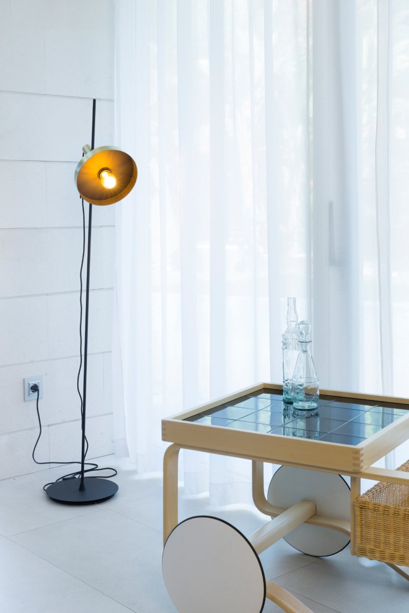 Whizz Kulta lattiavalaisin valmistajalta Faro Barcelona - Whizz on Christoph Friedrich Wagnerin suunnittelema ainutlaatuinen lattiavalaisin, joka yhdist&auml;&auml; modernit materiaalivalinnat ajattomaan muotoon.
