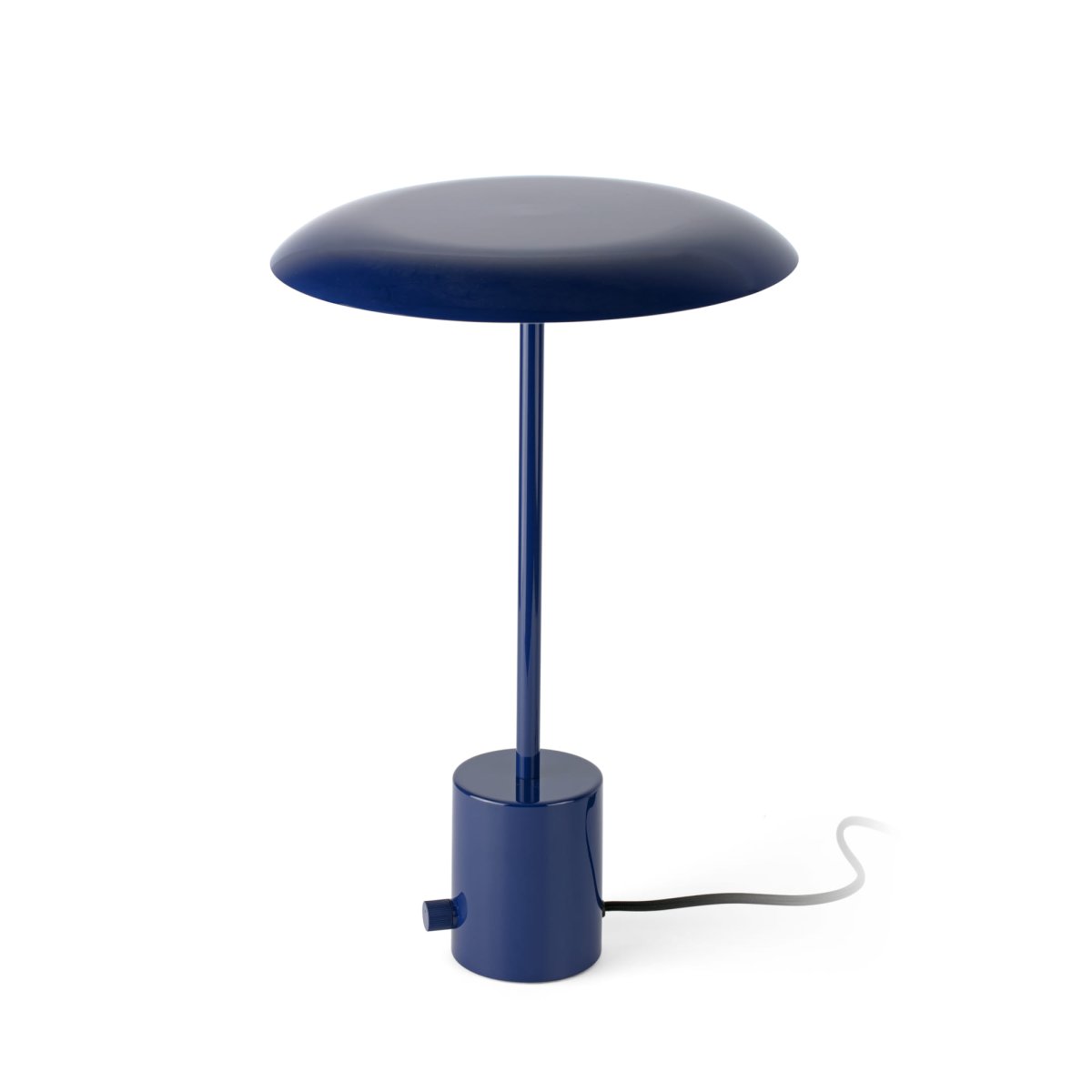 Hoshi 40cm Sininen pöytävalaisin valmistajalta Faro Barcelona - Hoshi on design-valaisin, jossa on kapea siluetti, vakaa jalusta ja integroitu LED (12W, 2700K), joka tarjoaa l&auml;mmint&auml; ja miellytt&auml;v&auml;&auml; valoa.