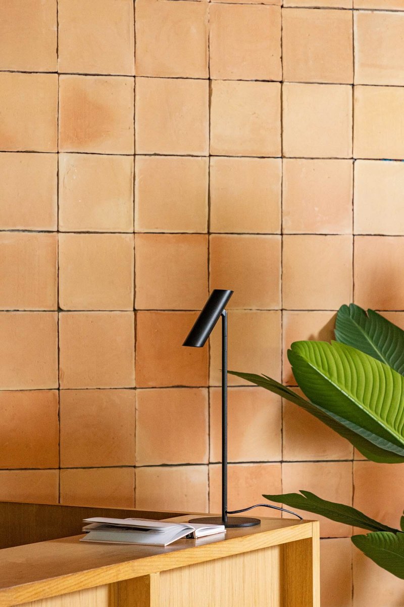 Leo 48cm Musta työpöytävalaisin valmistajalta Faro Barcelona - Leo on musta p&ouml;yt&auml;valaisin, jossa on integroitu LED, joka yhdist&auml;&auml; monipuolisuuden moderniin muotoiluun.