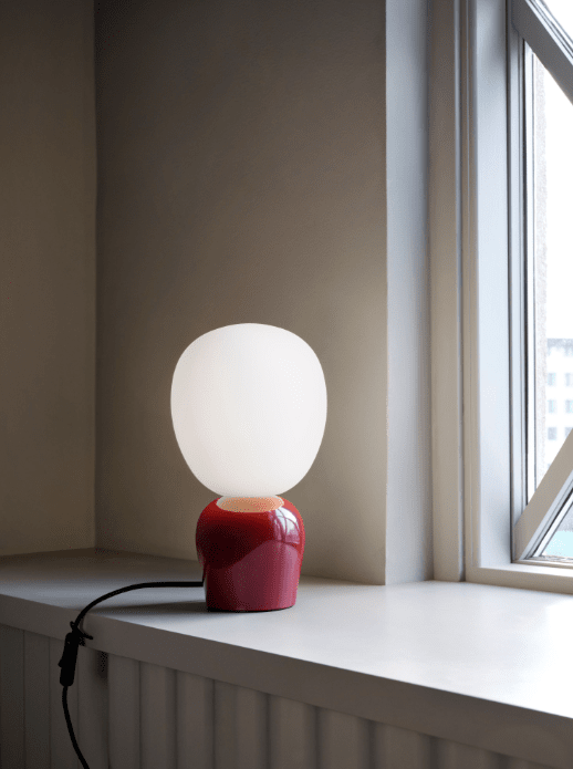 Buddy 34cm Burgundi pöytävalaisin valmistajalta Belid - Tasaisen valonsa ja hienostuneen muotoilunsa ansiosta Buddysta tulee luonnollinen osa kotia, kumppani, joka levitt&auml;&auml; valoa ja luonnetta tuleville sukupolville.