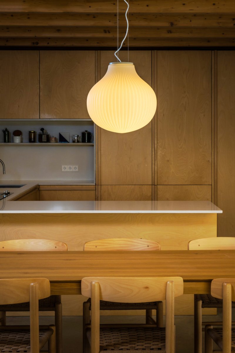 Isabelle Ø40 Valkoinen kattovalaisin valmistajalta Faro Barcelona - Opaalinvalkoinen lasi levitt&auml;&auml; l&auml;mmint&auml; ja miellytt&auml;v&auml;&auml; valoa, ja pinta leikittelee varjojen kanssa luoden eloisan ilmeen.