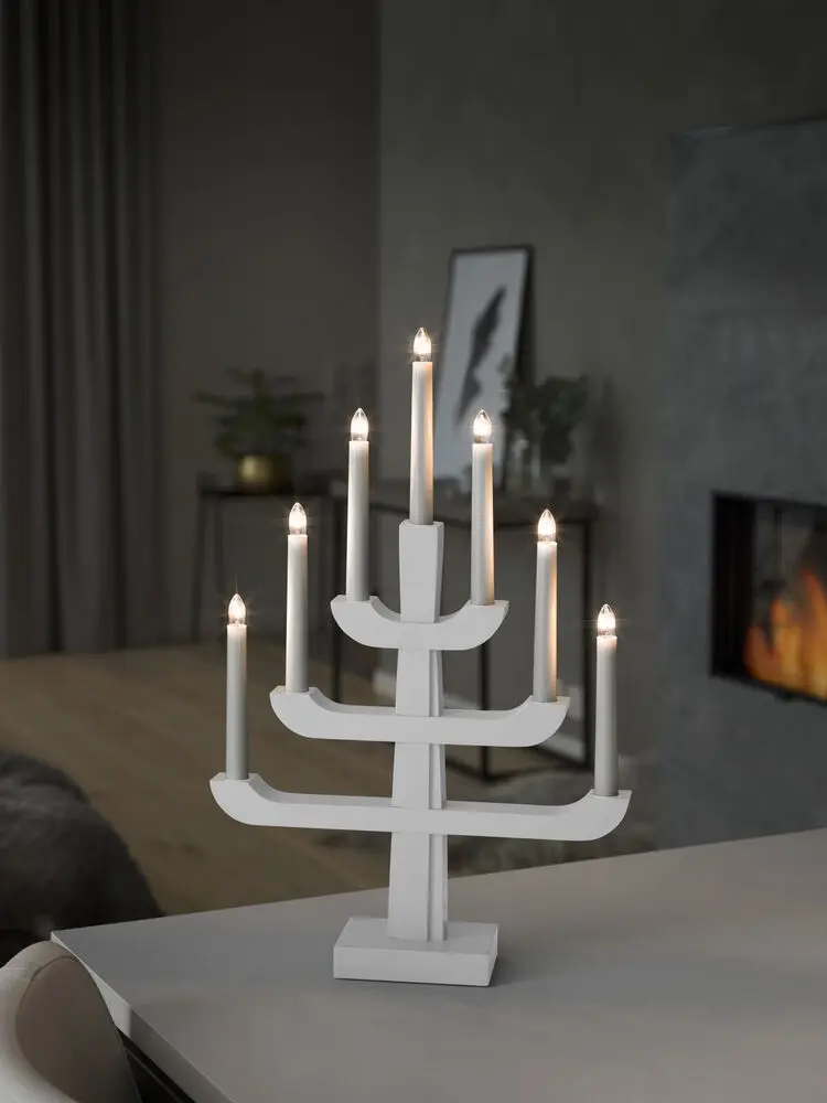 Candelabra 7 Lights Valkoinen valmistajalta Konstsmide - p&ouml;yt&auml; &ndash; Tunnelmallinen ja tyylik&auml;s kynttil&auml;njalka, joka syttyy joka talvi-ilta.
