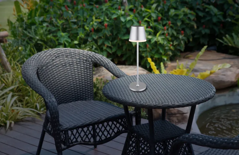 Bordslampa LED Hopea aurinkokennolamppu valmistajalta Globo Lighting - Den diskreta designen sm&auml;lter in i alla milj&ouml;er och med IP44-klassning &auml;r den t&aring;lig mot v&auml;der och vind.