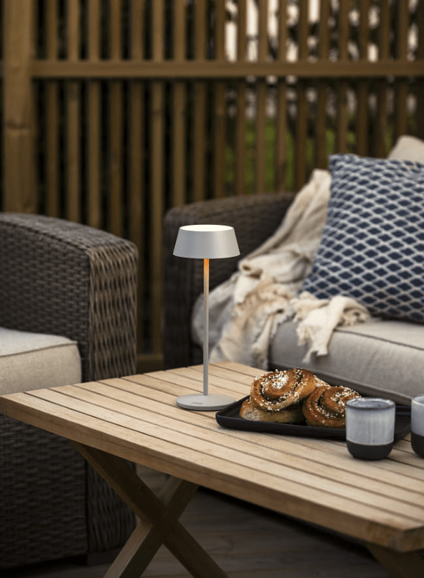 Menton 30cm Harmaa Siirrettävä valmistajalta Konstsmide - Menton on moderni ladattava pöytävalaisin ulkokäyttöön.