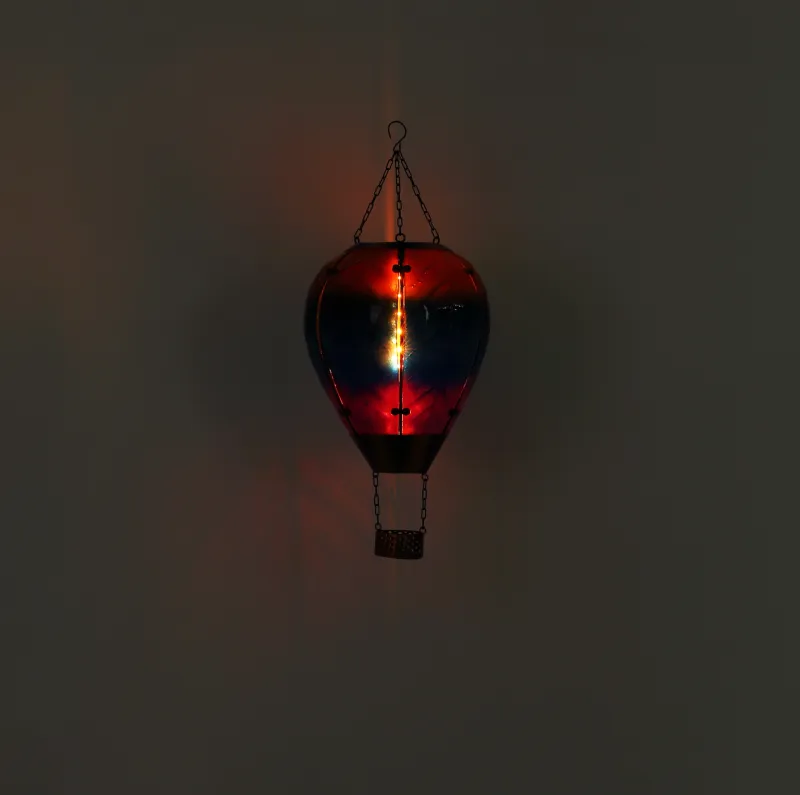 Balloon Monivärinen aurinkokennolamppu valmistajalta Globo Lighting - En unik och st&auml;mningsfull detalj som ger utomhusmilj&ouml;n en lekfull och elegant touch!