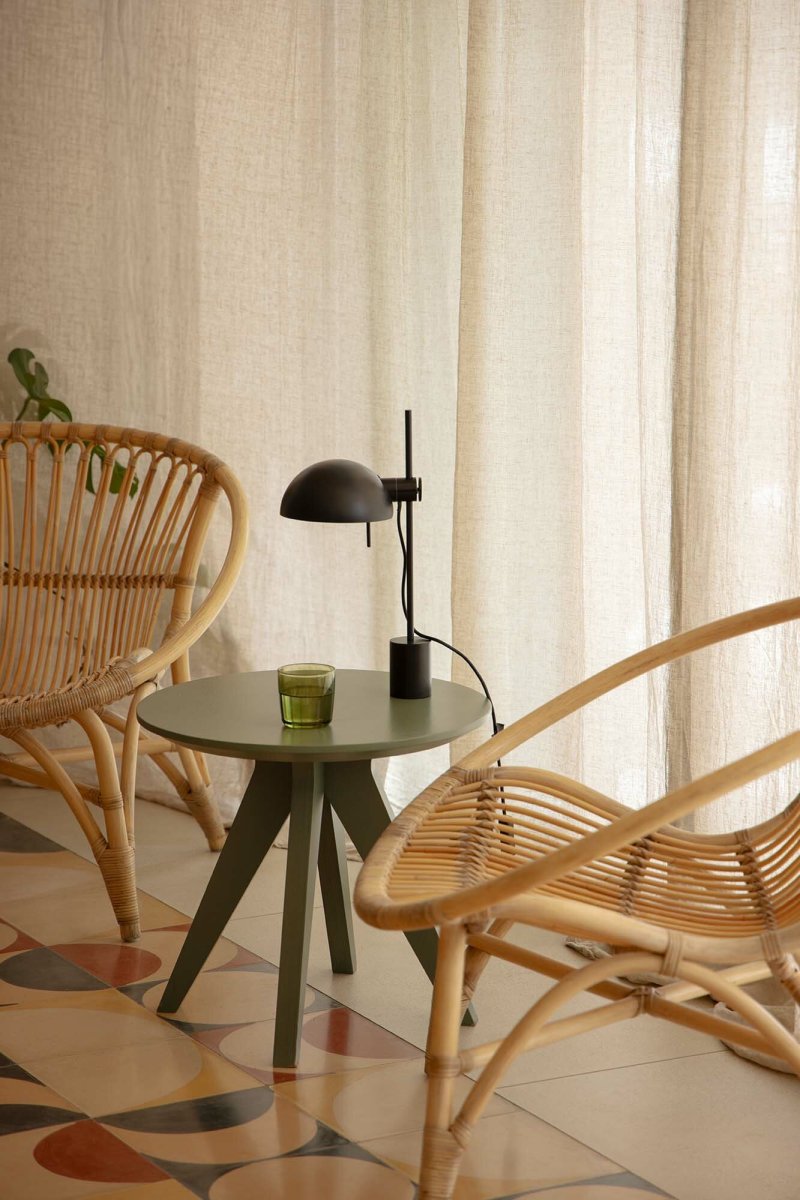 Matilda 43cm Musta työpöytävalaisin valmistajalta Faro Barcelona - K&auml;&auml;ntyv&auml; varjostin ja s&auml;&auml;dett&auml;v&auml; korkeus tarjoavat joustavaa valaistusta &ndash; t&auml;ydellinen ty&ouml;p&ouml;yd&auml;lle, y&ouml;p&ouml;yd&auml;lle tai nurkkaan.