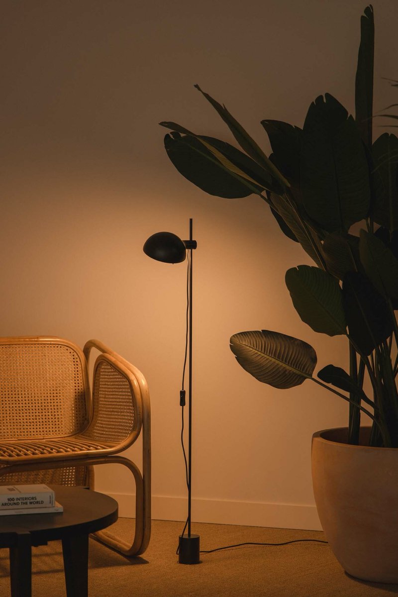 Matilda Musta lattiavalaisin valmistajalta Faro Barcelona - K&auml;&auml;ntyv&auml;n varjostimen ja s&auml;&auml;dett&auml;v&auml;n korkeuden ansiosta se tarjoaa joustavaa valaistusta sek&auml; lukemiseen ett&auml; tunnelman luomiseen.