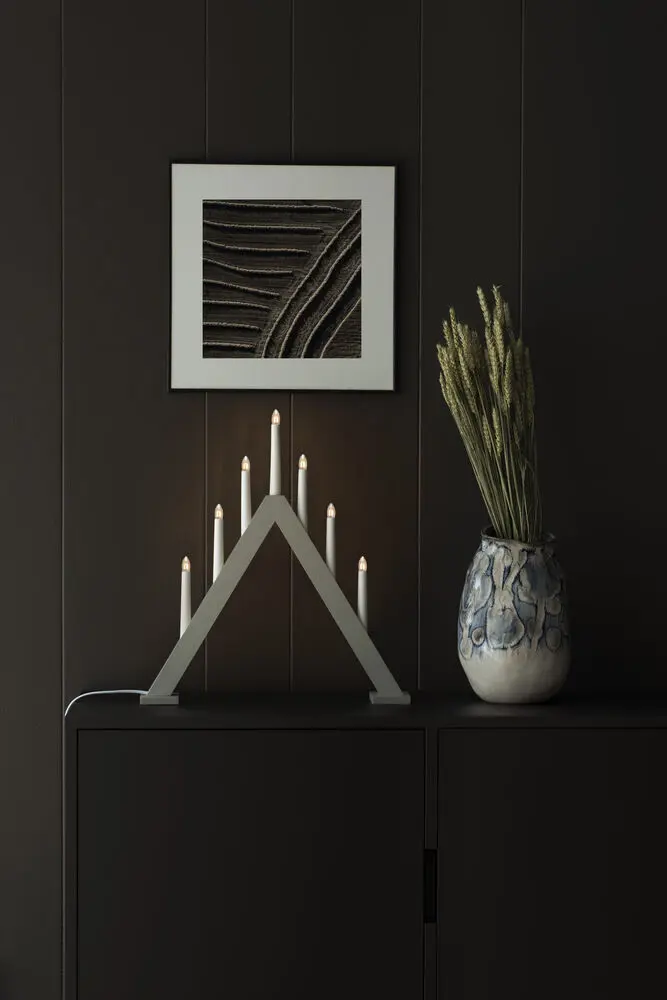 Candelabra 7 Lights Harmaa valmistajalta Konstsmide - Luo tyylik&auml;s ja moderni joulutunnelma t&auml;ll&auml; tyylikk&auml;&auml;ll&auml; adventtikynttil&auml;njalalla, joka on harmaaksi lakattua puuta.