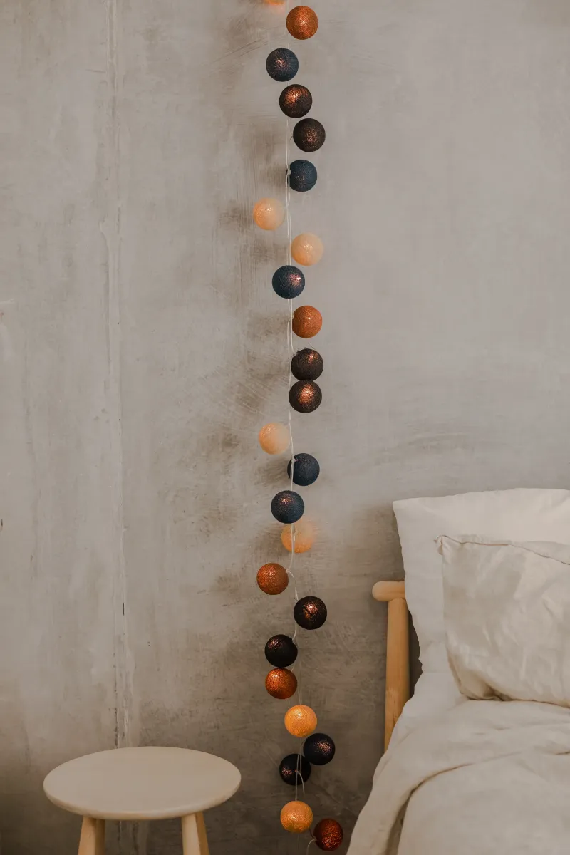 Irislights Hazel 35-lights Monivärinen valmistajalta Irislights - Pallot asetetaan yksinkertaisesti valosarjan valojen p&auml;&auml;lle, ja niit&auml; voidaan sitten k&auml;ytt&auml;&auml; koristeellisena ja viihtyis&auml;n&auml; tunnelmavalaistuksena kotona.