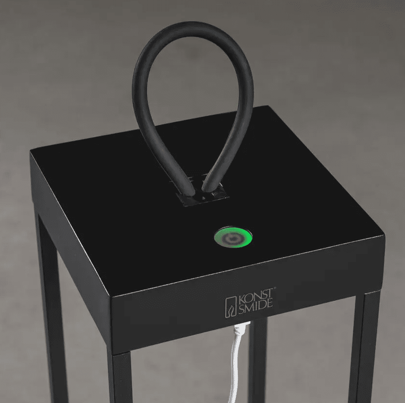 Ravello 30cm Musta Siirrettävä valmistajalta Konstsmide - Ravello on moderni ladattava lyhty ulkokäyttöön.