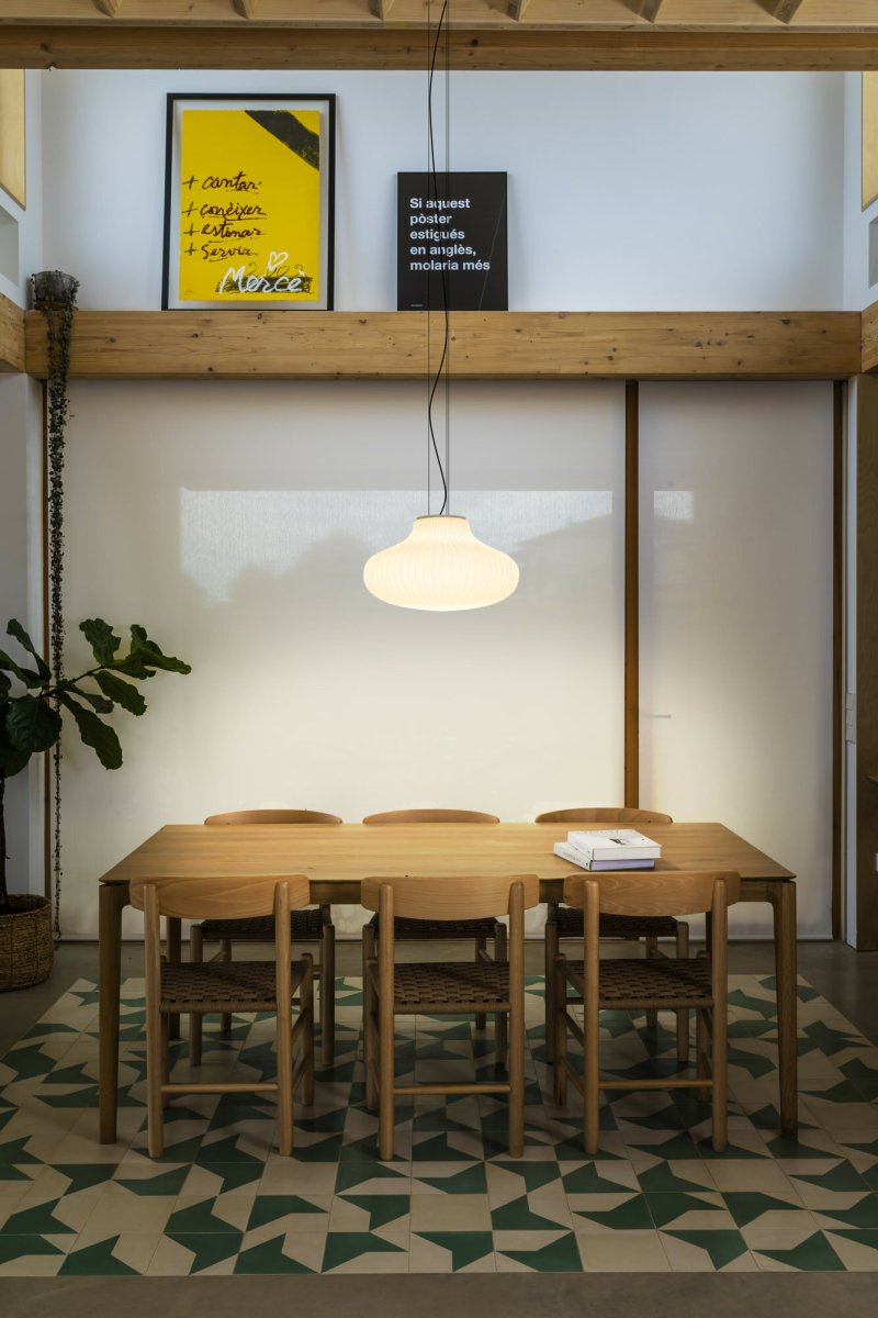 Isabelle Ø50 Valkoinen kattovalaisin valmistajalta Faro Barcelona - Opaalinvalkoinen lasi levitt&auml;&auml; l&auml;mmint&auml; ja miellytt&auml;v&auml;&auml; valoa, ja pinta leikittelee varjojen kanssa luoden eloisan ilmeen.