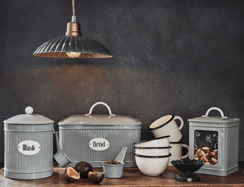 Ingrid Suuri Ø24 Vihreä ikkunavalaisin valmistajalta Strömshaga - Tummanharmaa vanerista valmistettu kattovalaisin, jossa laskostettu varjostin ja luonnonv&auml;rinen kierretty tekstiilijohto.