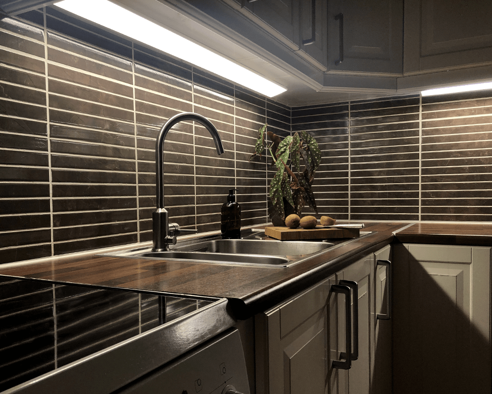 Acis Dim 40cm Valkoinen valmistajalta Westal - Acis Bench -valaistus on himmennettävä penkkivalaisin, joka on valmistettu suulakepuristetusta alumiinista ja jossa on opaalihäikäisysuoja.