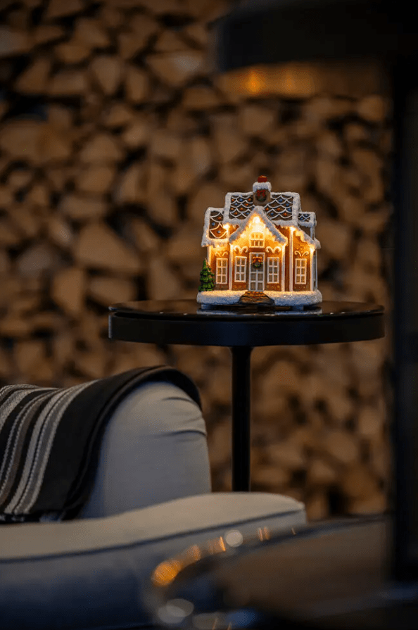 Piparkakkutalo LED 17cm Ruskea valmistajalta Konstsmide - T&auml;ydellinen p&ouml;yd&auml;n tai ikkunan koristeeksi.