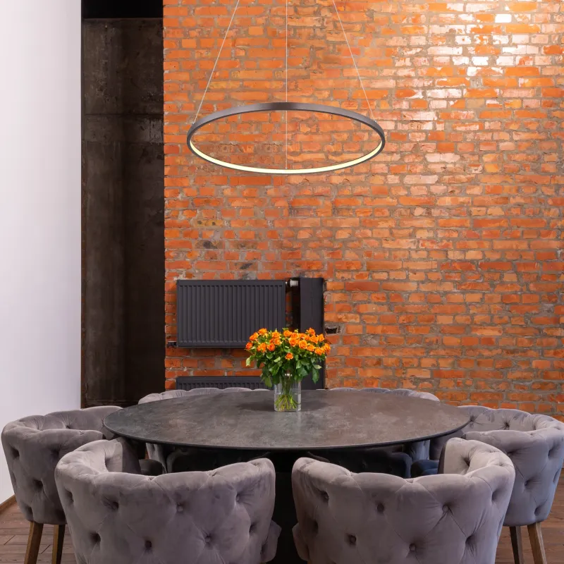 Ralph Ø60 Ruskea kattovalaisin valmistajalta Globo Lighting - Med en diameter p&aring; 60 cm och en h&ouml;jd p&aring; 120 cm blir den en stilfull blickf&aring;ngare.
