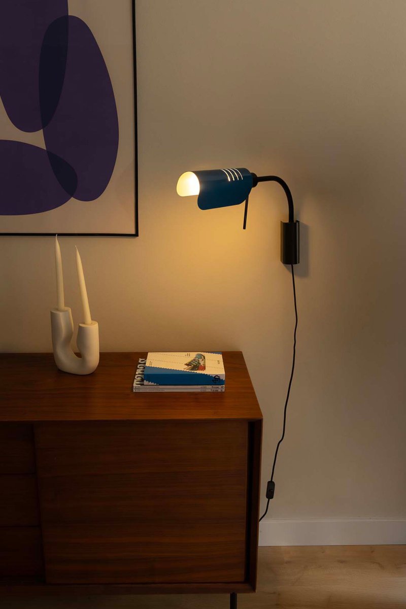 Martinica 47cm Sininen lukulamppu valmistajalta Faro Barcelona - Martinica on sein&auml;valaisin, jossa on s&auml;&auml;dett&auml;v&auml; varsi ja lukuvalo, ja se on suunniteltu klassiseen ja geometriseen tyyliin.