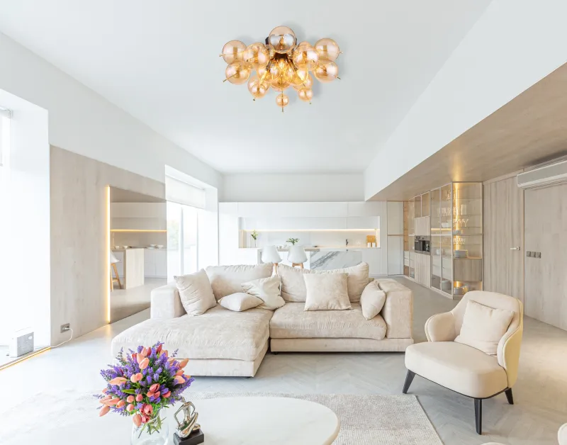 Udo Ø55 Keltainen plafondi valmistajalta Globo Lighting - Dess unika design utm&auml;rks av en rund form d&auml;r guldf&auml;rgade metallstavar elegant sammanl&auml;nkas med varmt b&auml;rnstensf&auml;rgade glasklot i olika storlekar.