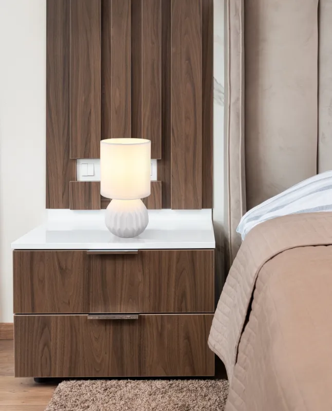 Sylas 23cm Valkoinen pöytävalaisin valmistajalta Globo Lighting - Den rundade keramiska basen i elegant vitt och den matchande cylindriska textilsk&auml;rmen skapar en harmonisk och modern estetik.