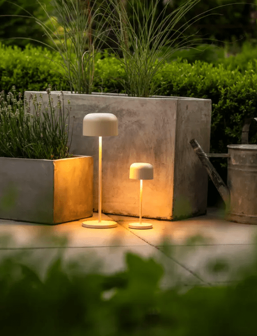 Lille 20cm Hiekka Siirrettävä valmistajalta Konstsmide - Lille on tyylik&auml;s alumiinista valmistettu ladattava p&ouml;yt&auml;valaisin ulkok&auml;ytt&ouml;&ouml;n.