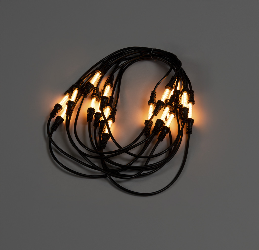 Valosarjan Laajennusosa Amber 6m Musta valmistajalta Konstsmide - Antaa l&auml;mpim&auml;n, tunnelmallisen hehkun ja sopii t&auml;ydellisesti artikkelin 3625-800 kanssa.