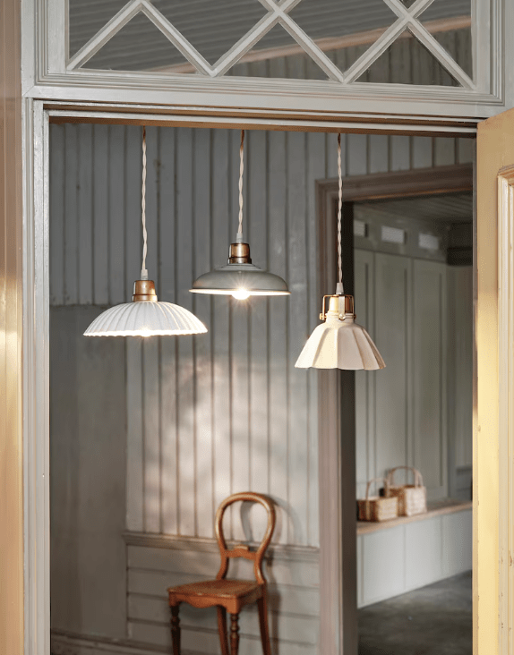 Margareta Ø18 Beige ikkunavalaisin valmistajalta Strömshaga - Valaisimella ei ole yhteyttä, ei seinään eikä kattoon, vaan voit valita mihin haluat liittää.