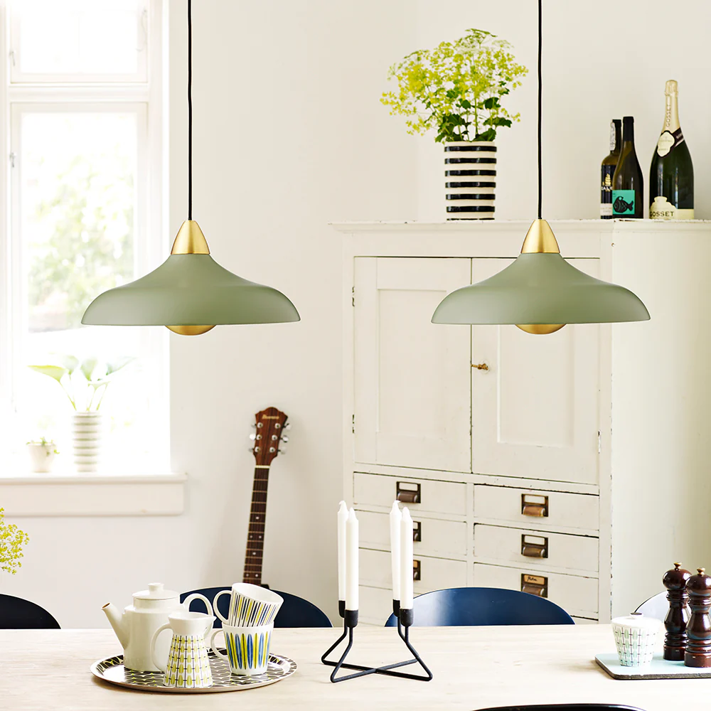 Urban Wide Ø36 Oliivinvihreä kattovalaisin valmistajalta Superliving - Paranna kotiasi modernilla Urban Wide -riippuvalaisimella, jossa on tyylikäs yhdistelmä mattapintaista oliivinvihreää viimeistelyä ja tyylikkäitä messinkiyksityiskohtia.