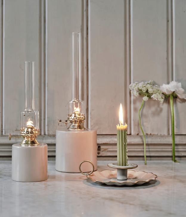 Kerosene Lamp Straight Big Beige valmistajalta Strömshaga - Suora petrolilamppu beigeksi lakattua muovia ja messinki&auml;.