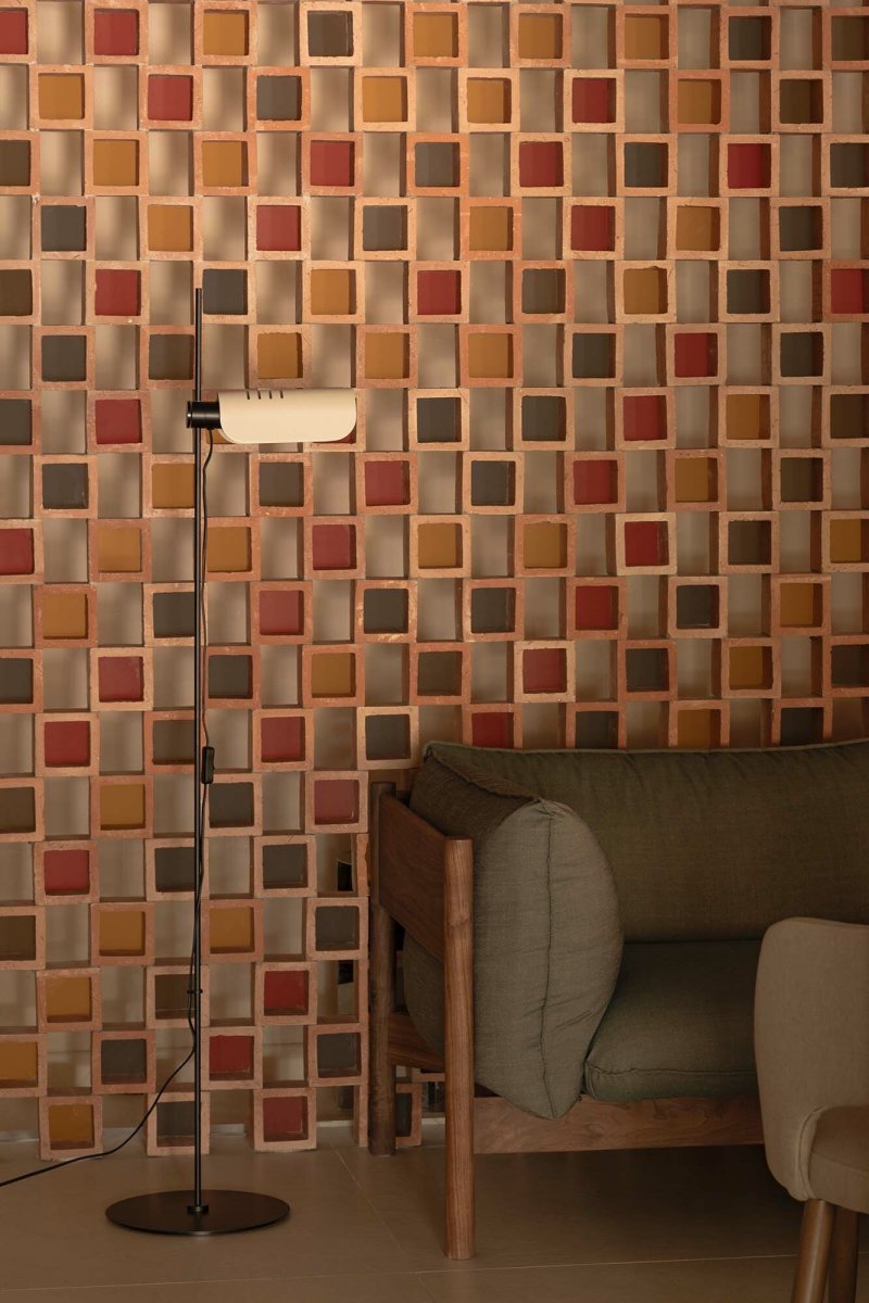 Martinica Beige lattiavalaisin valmistajalta Faro Barcelona - Martinica on lattiavalaisin, joka on saanut inspiraationsa klassisesta retrotyylist&auml;, mutta jolla on p&auml;ivitetty ja leikkis&auml; muoto.