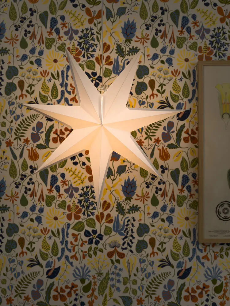 Paperitähti Ø60 Valkoinen valmistajalta Konstsmide - Tyylikk&auml;&auml;ll&auml; muotoilullaan ja pehme&auml;ll&auml; valollaan se levitt&auml;&auml; rauhallista ja kodikasta joulutunnelmaa.