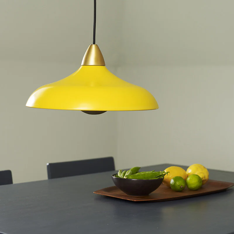 Urban Wide Ø36 Keltainen kattovalaisin valmistajalta Superliving - Paranna kotiasi modernilla Urban Wide -riippuvalaisimella, jossa on tyylik&auml;s yhdistelm&auml; mattakeltaista viimeistely&auml; ja tyylikk&auml;it&auml; messinkiyksityiskohtia.