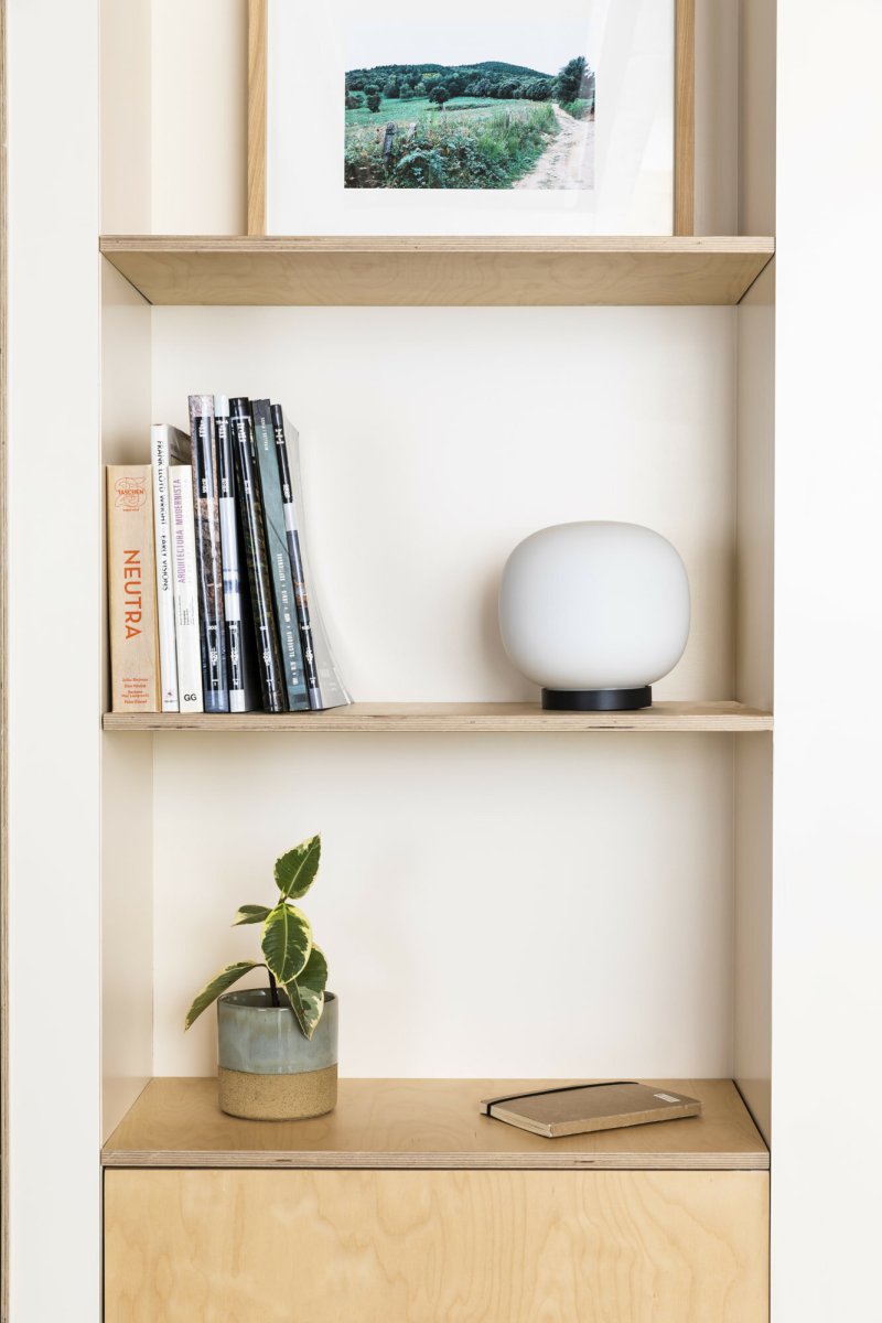 Amelia 22cm Valkoinen pöytävalaisin valmistajalta Faro Barcelona - Py&ouml;ristetty diffuusori tarjoaa miellytt&auml;v&auml;&auml; valoa ilman h&auml;ik&auml;isy&auml; ja luo l&auml;mpim&auml;n ja kutsuvan tunnelman.