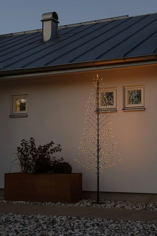 2D Musta Puu 240cm Musta valmistajalta Konstsmide - Varustettu 316 himme&auml;ll&auml; ruskealla LED-valolla, jotka levitt&auml;v&auml;t l&auml;mmint&auml; ja pehme&auml;&auml; hehkua.